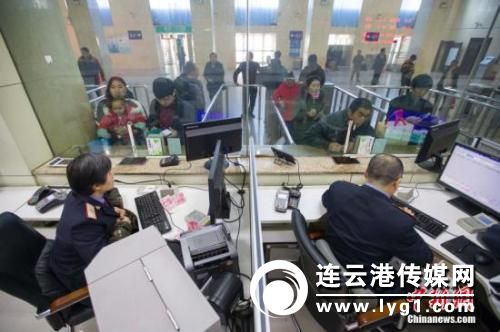 资料图：山西太原，民众正在购买车票。中新社记者 张云 摄 
