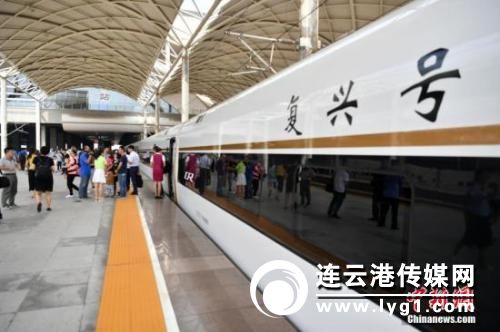 资料图：北京西至石家庄的“复兴号”列车缓缓驶入石家庄火车站。 中新社记者 翟羽佳 摄