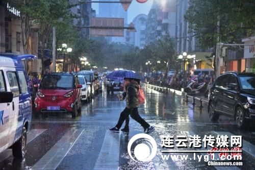 1月6日，广西柳州市遭遇了小寒后的强降雨天气，温度骤降，市民纷纷穿上了大棉衣、撑伞出行。 王以照 摄