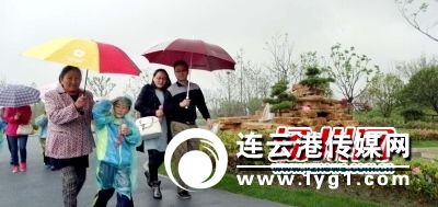 绵绵春雨挡不住市民逛公园的脚步。孔生摄