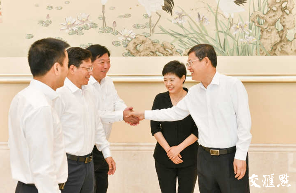  6月24日，江苏省委常委、组织部部长郭文奇接见江苏荣获第九届全国“人民满意的公务员”和“人民满意的公务员集体”代表。交汇点记者  范俊彦 摄