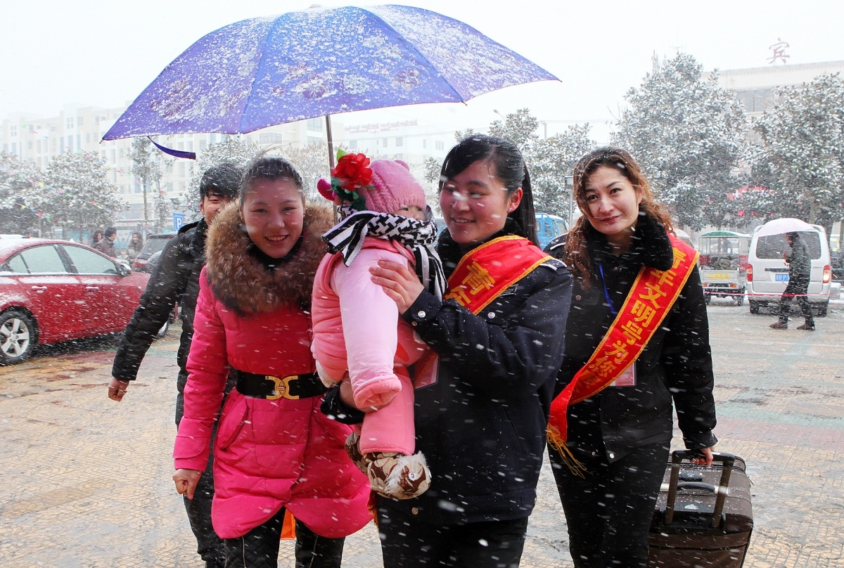 客运站风雪中志愿服务.jpg