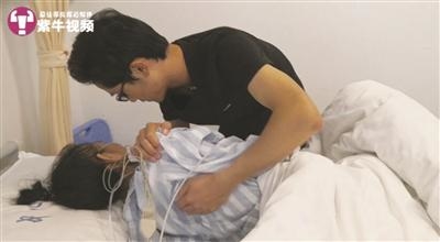 潘正江在照顾自己的患病母亲。
