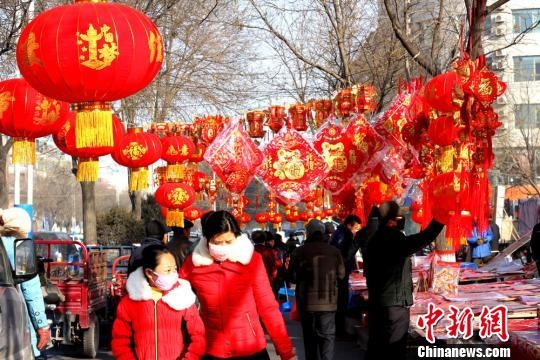 资料图为年货一条街上，选购春联、灯笼的市民络绎不绝。陈礼 摄