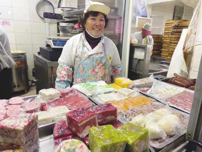 王冬妹是糕团店的售货员兼收银员。 　　记者朱雪芬摄