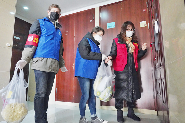 2月2日上午，苏贝妮和丈夫加入防疫一线，帮助城邦社区工作人员排查返苏人员、宣传防疫知识。 华雪根 摄