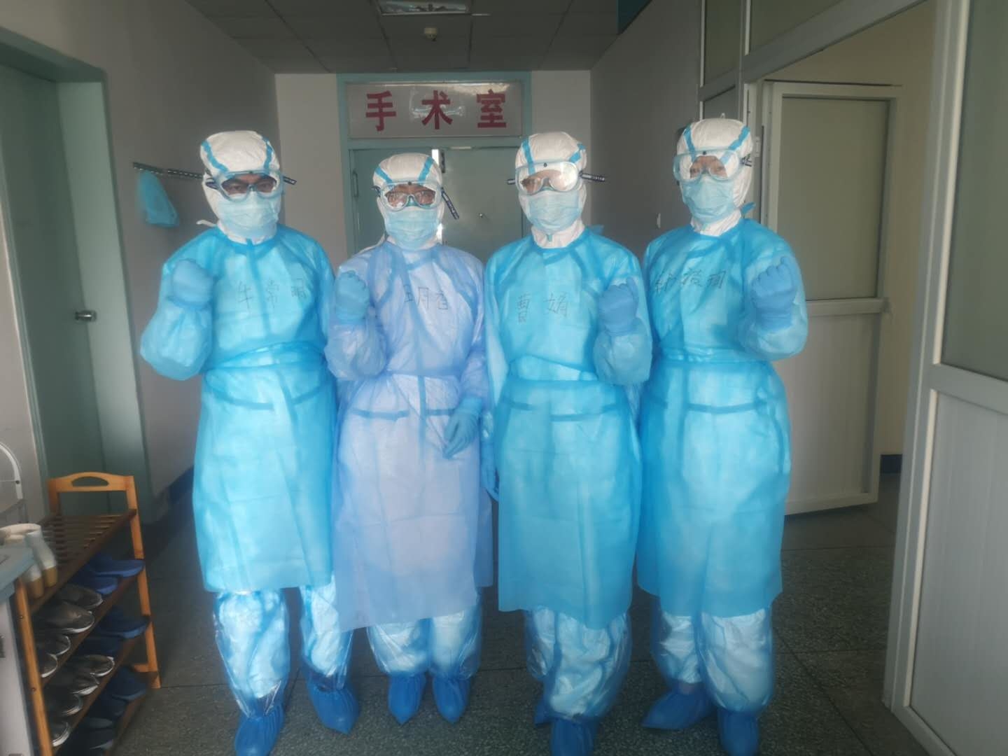牛常明（左一）与战友在一起