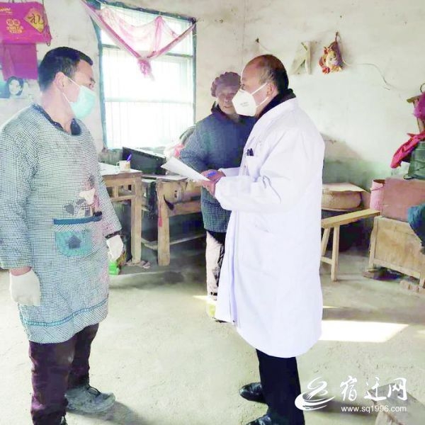  叶书状（右）到村民家中进行排查
