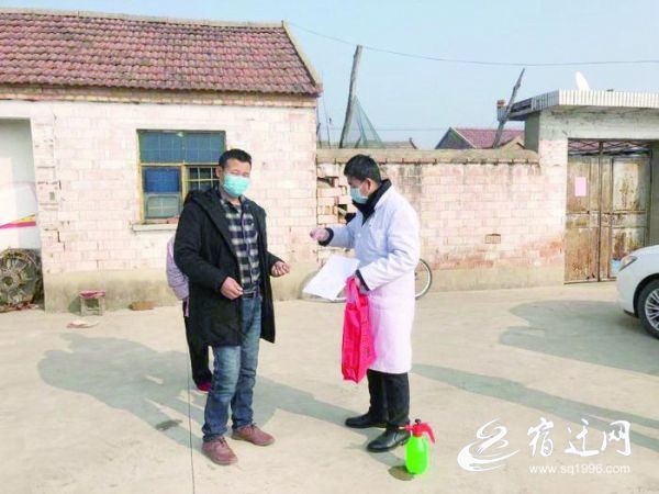 张敬文（右）为村民测量体温