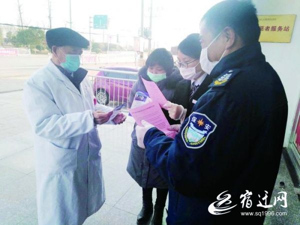 冯克宜（左一）向村民发放宣传材料