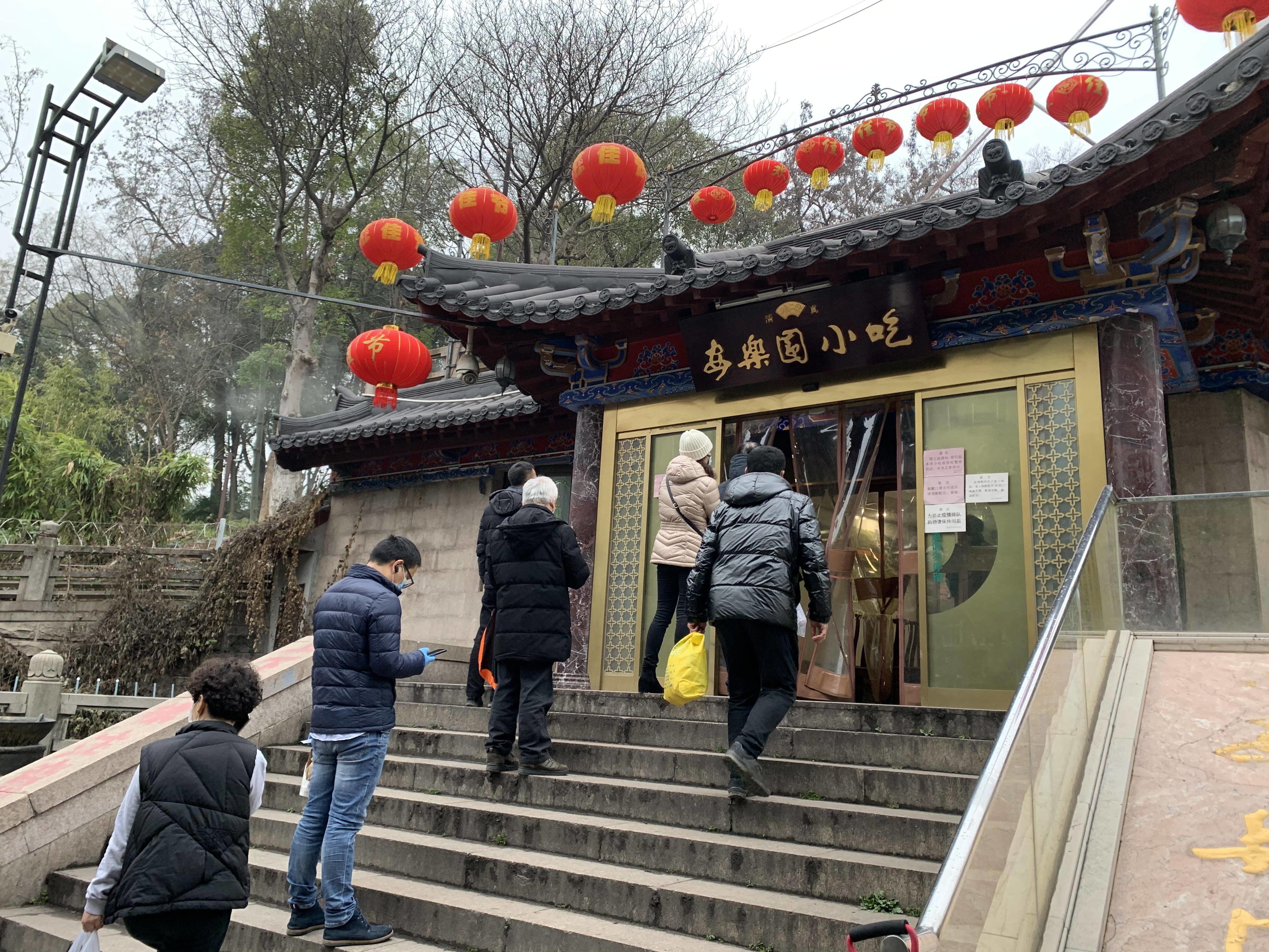 安乐园门前,消费者自觉拉开距离排队。南报融媒体记者 翟羽 摄