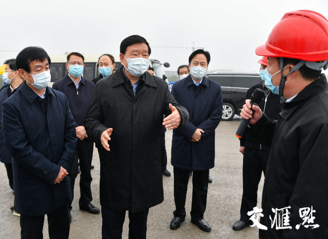 娄勤俭书记来到常宜高速常州段施工现场，了解重大项目复工建设情况。肖勇/摄