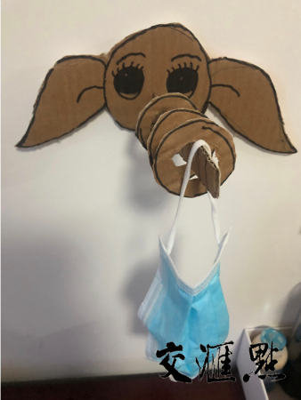 队员宿舍内自制的口罩挂钩