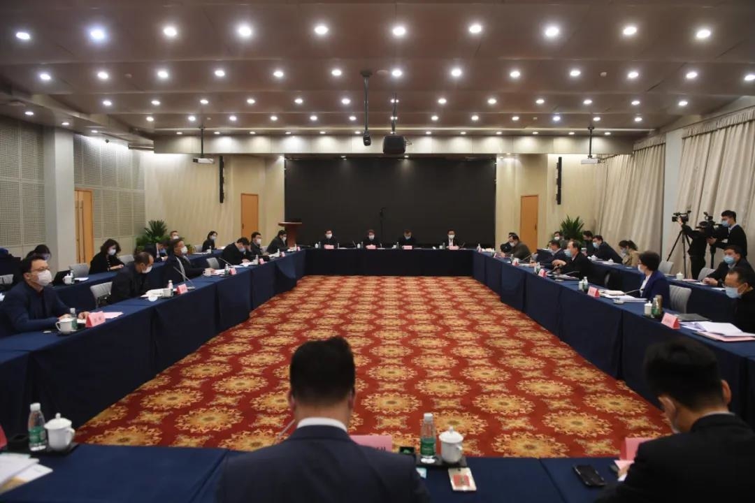 图为座谈现场。