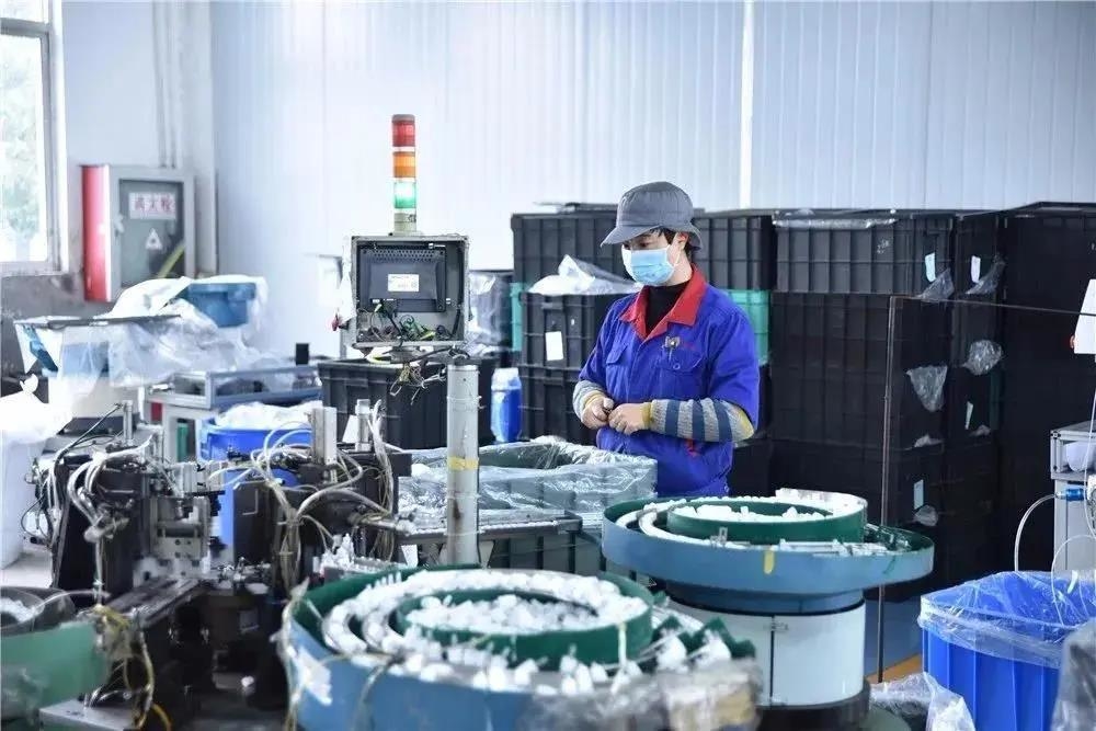 无锡圣马科技有限公司作为“江阴市首批应急防控物资原辅料生产企业”，积极响应政府号召，以“经济发展当龙头、疫情防控我带头”为己任，从2月2日起开始有限复工，分秒必争吹响行业疫情防控“最前哨”。