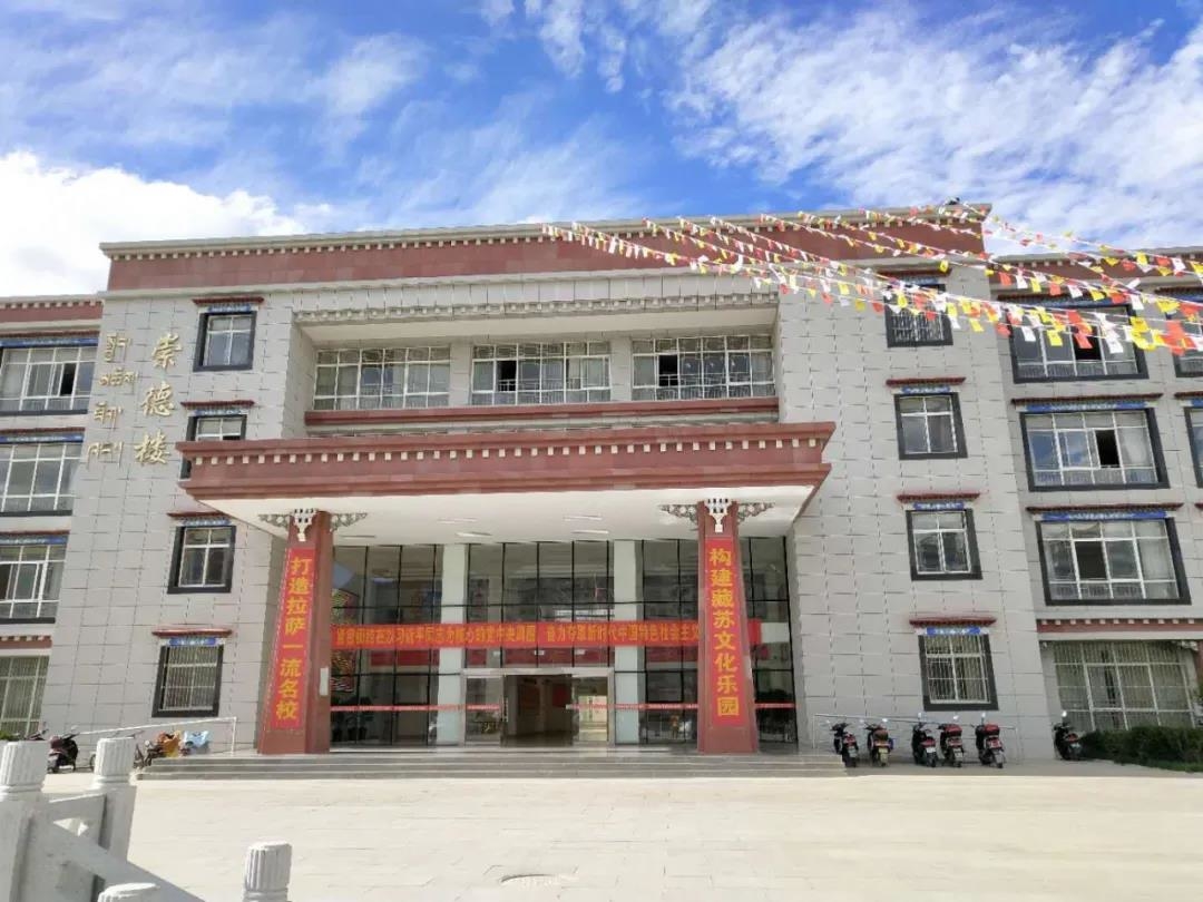 拉萨江苏实验中学美丽的校园。吴琼/摄