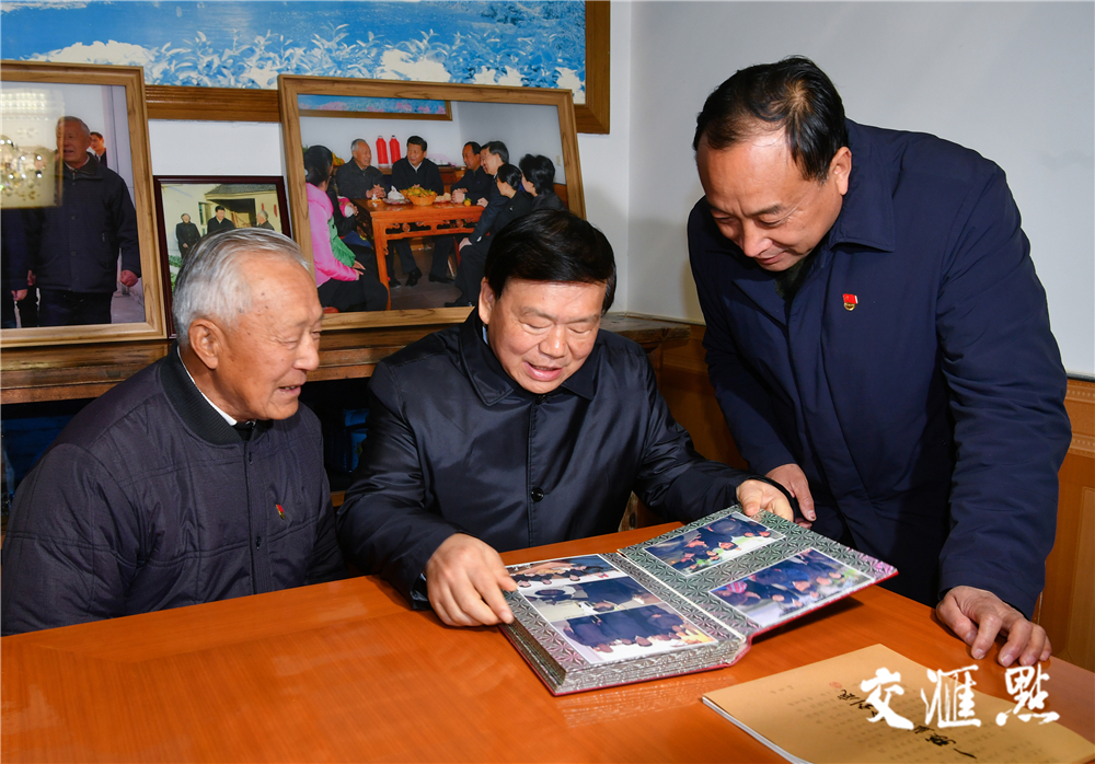 在镇江市丹徒区世业镇永茂圩，村民洪家勇向娄勤俭书记介绍当年习近平总书记来到他家时的情形。肖勇/摄