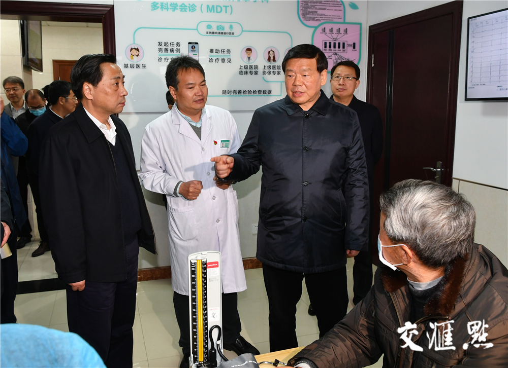 娄勤俭书记在镇江市丹徒区世业镇卫生院考察。肖勇/摄