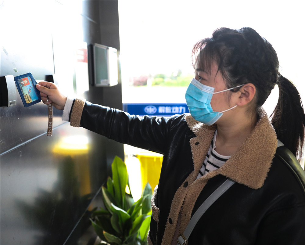 4月9日，来自湖北天门市的一汽锡柴质保部计量室员工李莹在打卡上班。毛伟骏 摄