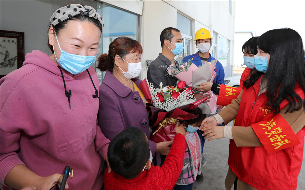 4月8日，淮安市洪泽区，湖北宜昌籍员工夫妇李林冲、段玲返回厂区准备返岗，青年突击队志愿者和同事为他们送去米、油、牛奶等生活用品，让他们感受温暖。殷潮 摄