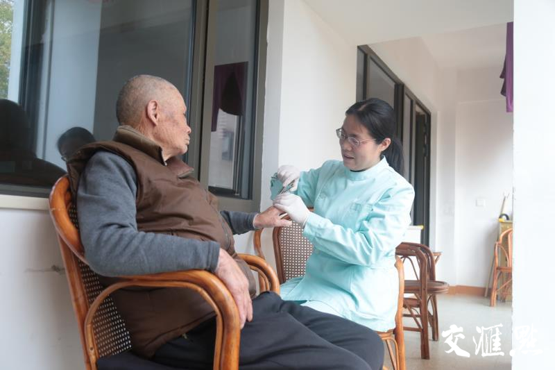右一为李霞