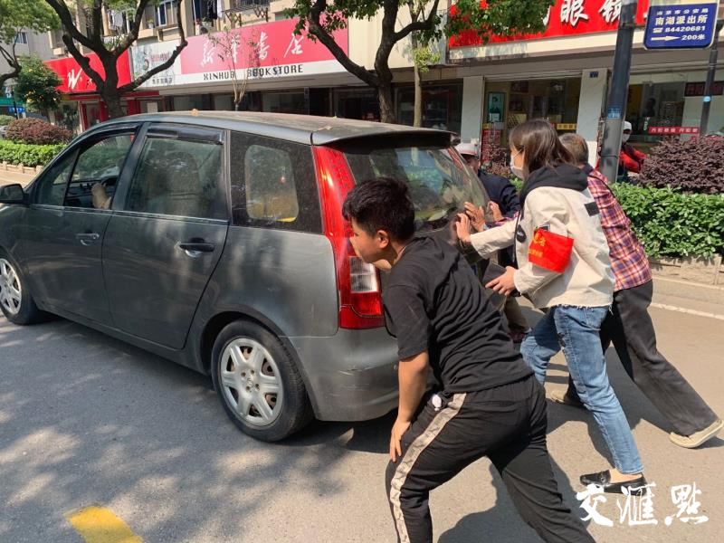 左二为刘心媚