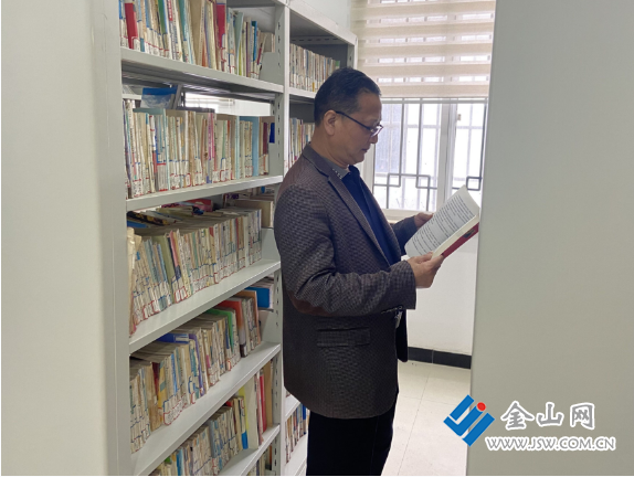 社区居民前往农家书屋借阅图书