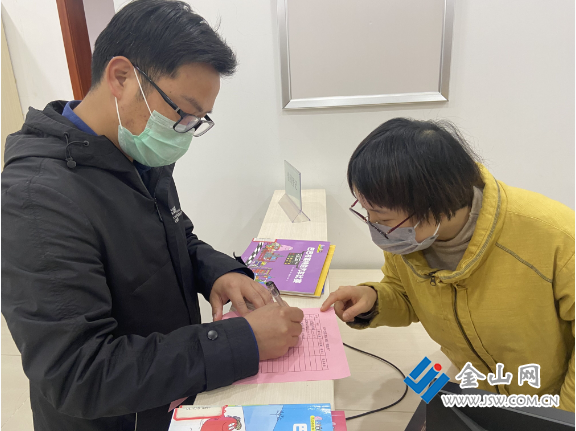 党员中心户填写读书卡后实现“漂流”借阅