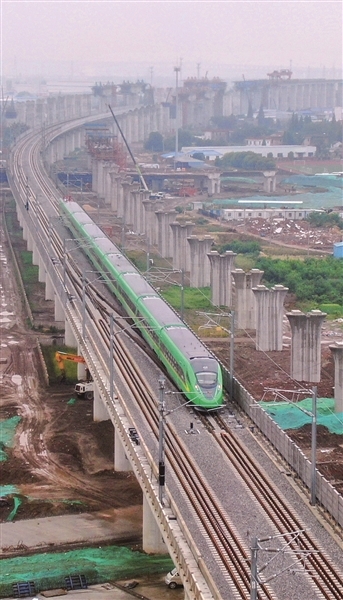 5月26日，“绿巨人”版复兴号动车组在通沪铁路上试跑。 许丛军摄 视觉江苏网供图