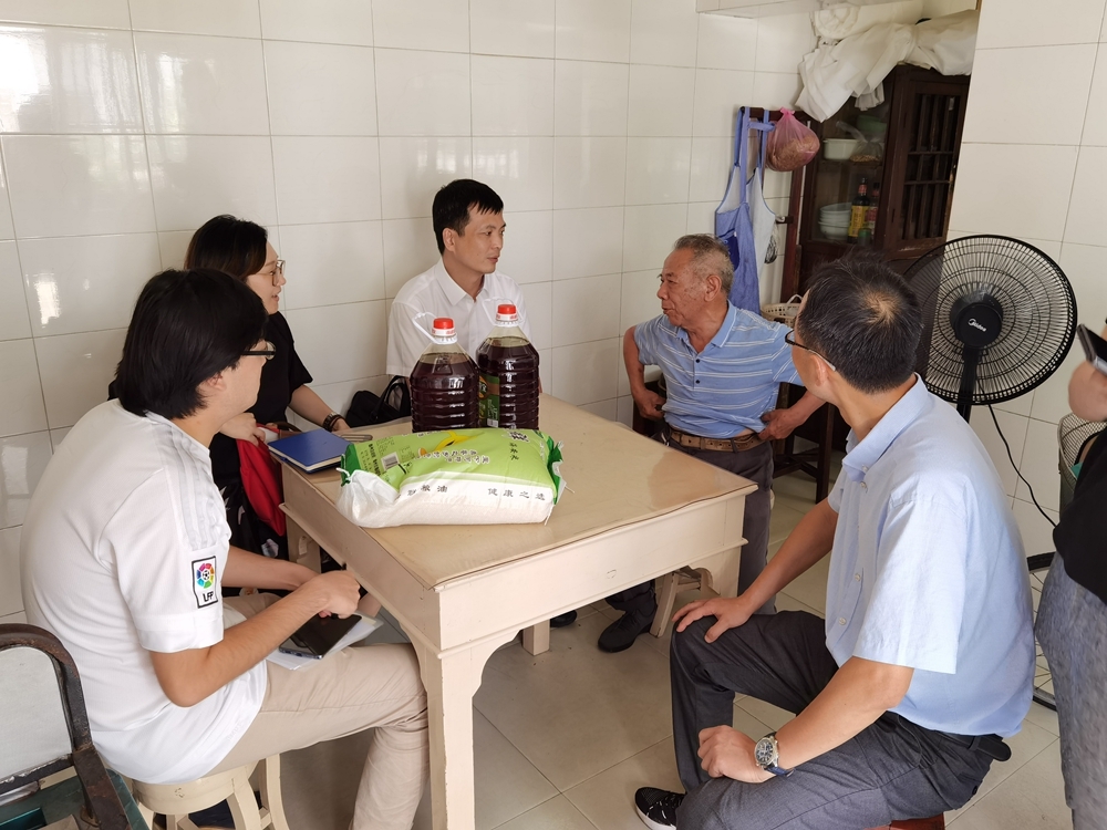 陈登华向村民介绍今年的扶贫保险政策