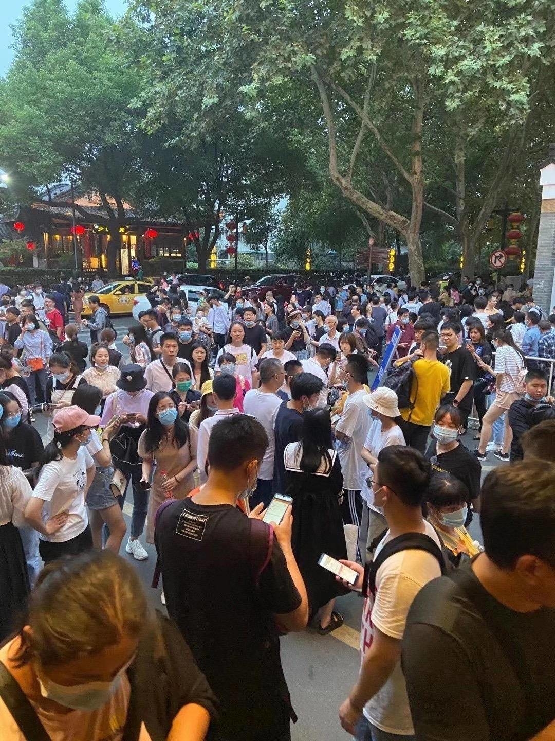 南京大牌档夫子庙店门前站满了等待叫号的游客。