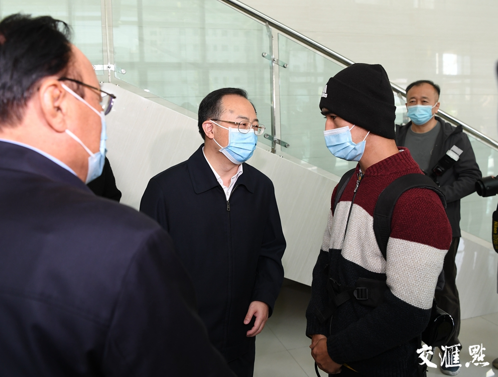 与康复患者交流