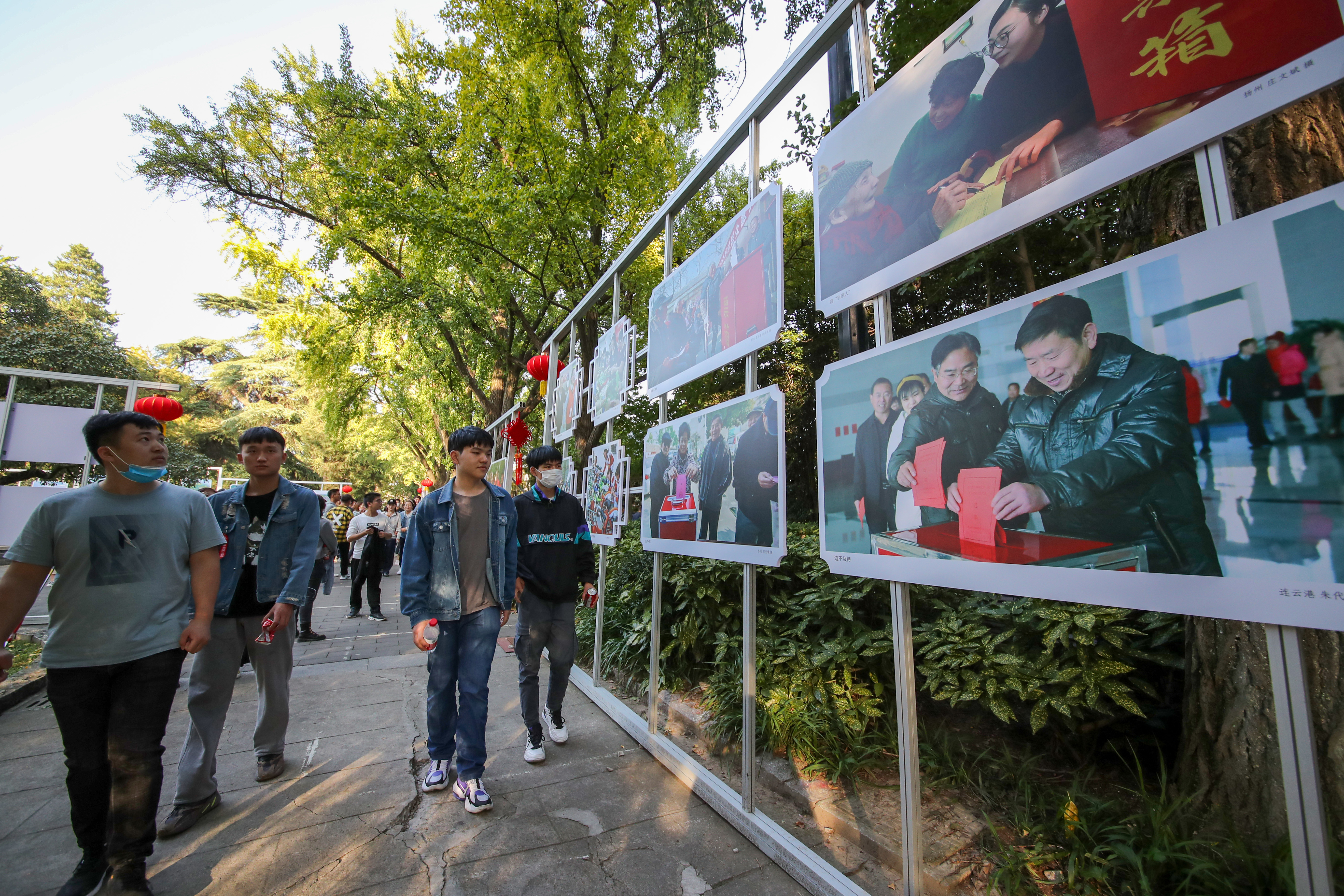  南京邮电大学学生观看展览     陈俨摄于南京玄武湖公园“强富美高新江苏”展区 