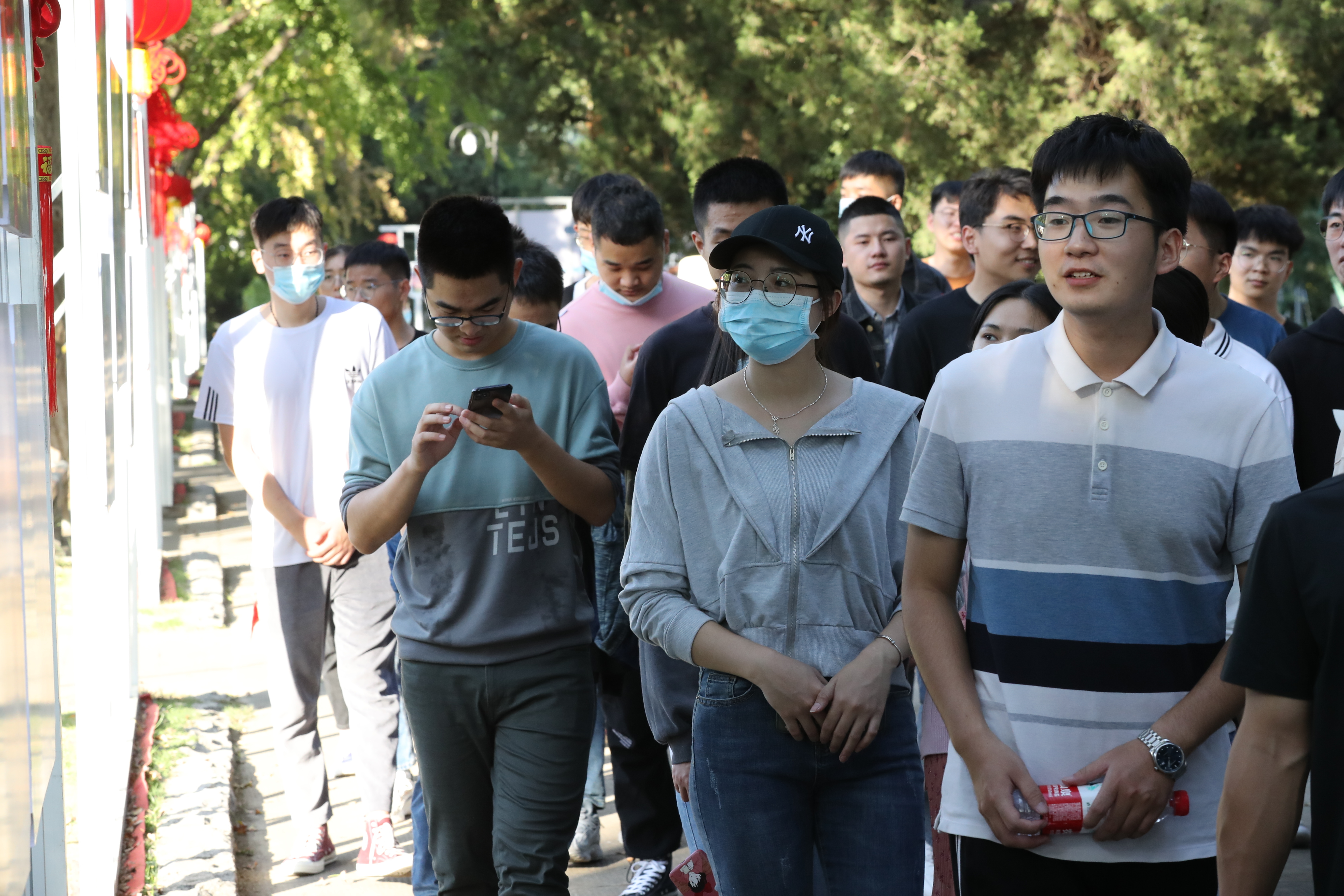  南京邮电大学学生观看展览     陈俨摄于南京玄武湖公园“强富美高新江苏”展区 