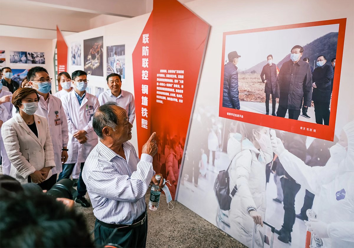 “硬核”葛大爷说防控      林琨摄于南京雨花台烈士陵园”人民至上 同心战疫“展区