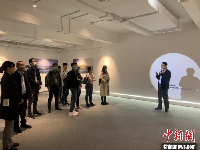 图为“共舞长江经济带——看高质量发展”网络主题活动采访团参观礼嘉城市设计展。 许奥 摄 图为“共舞长江经济带——看高质量发展”网络主题活动采访团参观礼嘉城市设计展。 许奥 摄