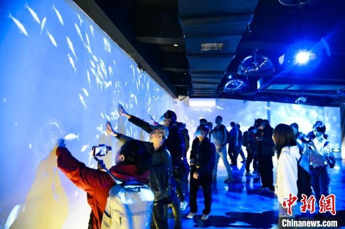 图为“共舞长江经济带——看高质量发展”网络主题活动采访团参观礼嘉智慧公园艺趣馆。 许奥 摄 图为“共舞长江经济带——看高质量发展”网络主题活动采访团参观礼嘉智慧公园艺趣馆。 许奥 摄