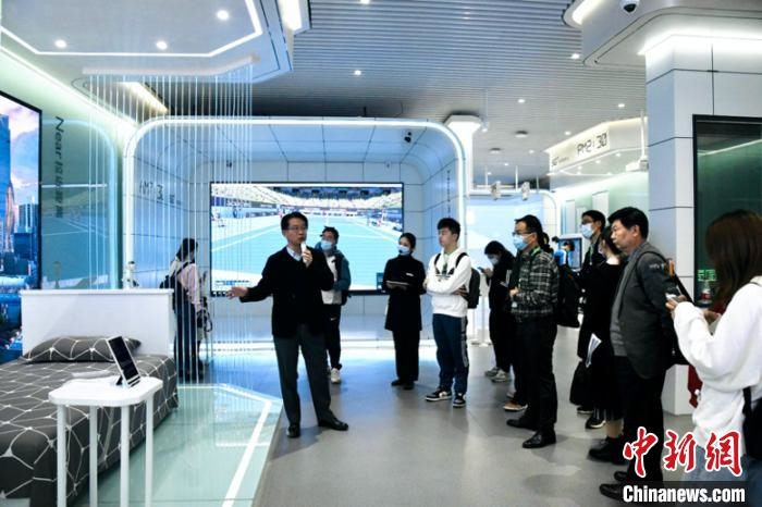 图为“共舞长江经济带——看高质量发展”网络主题活动采访团参观礼嘉智慧公园5G馆。 许奥 摄 图为“共舞长江经济带——看高质量发展”网络主题活动采访团参观礼嘉智慧公园5G馆。 许奥 摄