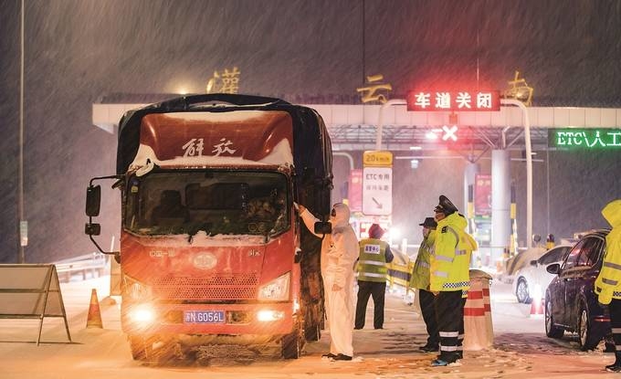 2月15日，灌云交警在高速公路入口为司机测体温。徐玉连摄
