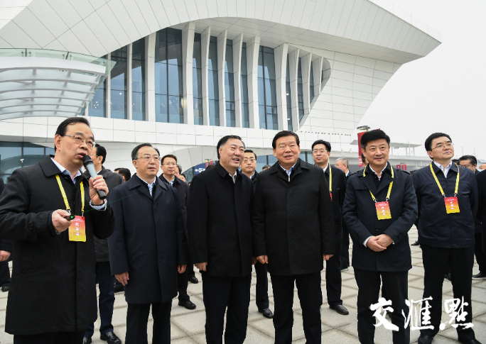 江苏省与国铁集团领导听取相关工程建设情况介绍。