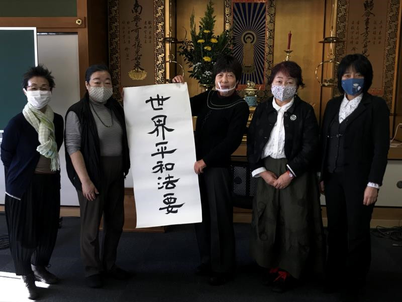 山内小夜子（右一）与团员为12.13和平法会做准备。（受访者供图）