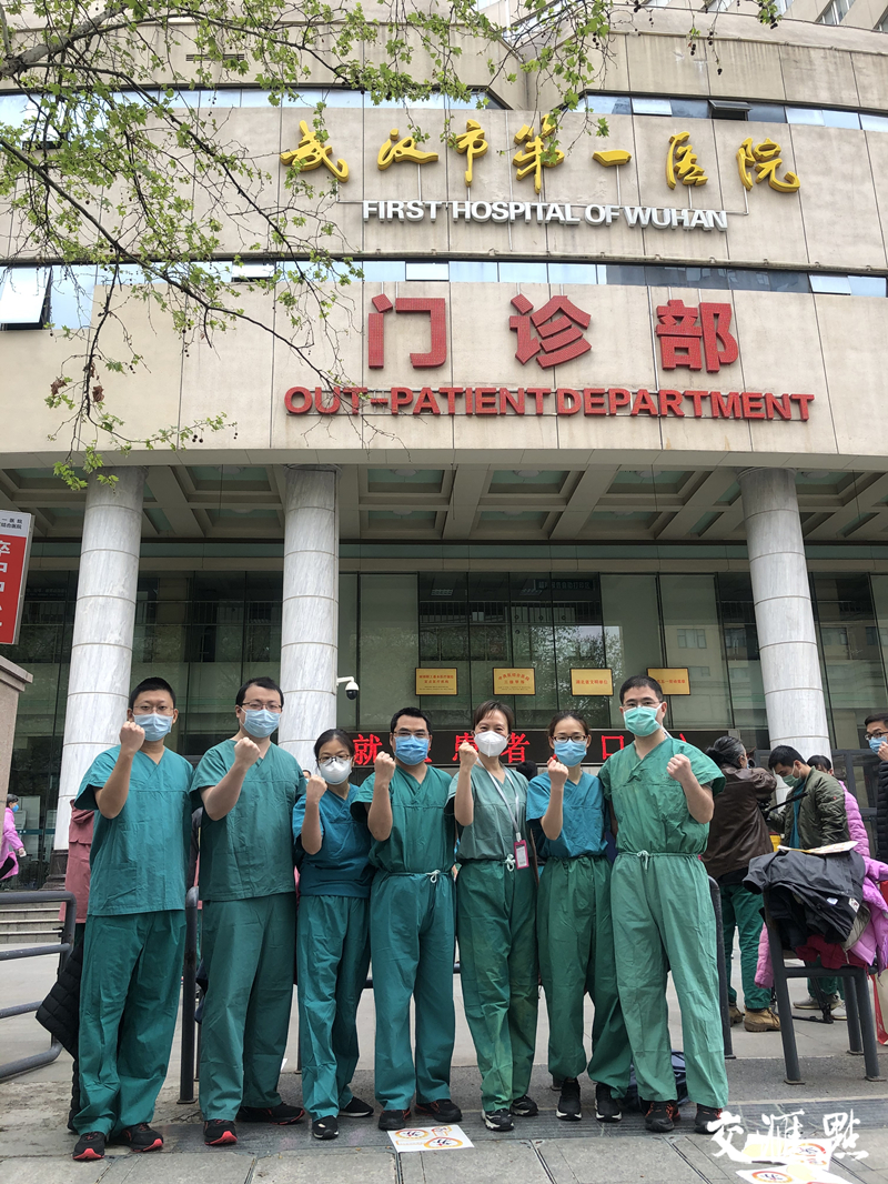 苗立云（左四）与医疗队员完成在武汉市第一医院的工作，在医院门前留影。