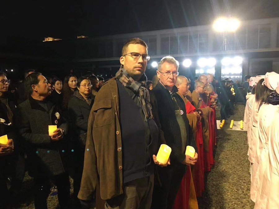 德国教师尼克与友人参加第六次国家公祭烛光祭活动。（受访者供图）
