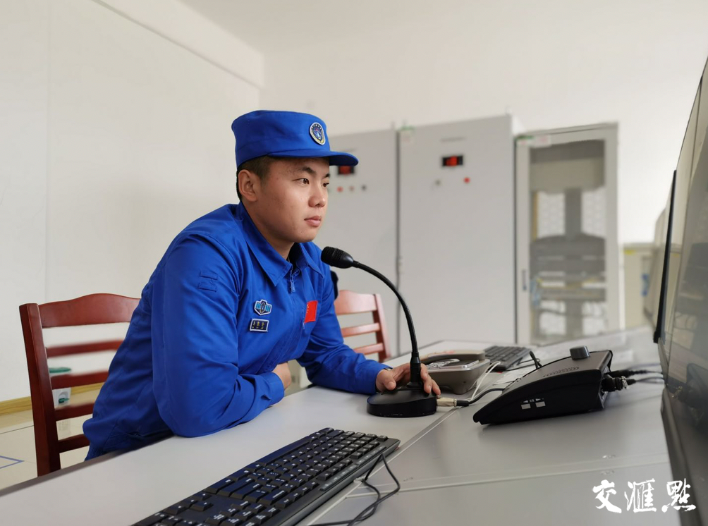 冯凯伦在组织燃料加注