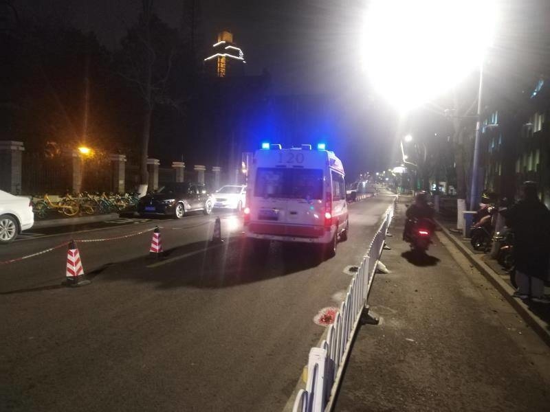 除夕夜，奔驰在路上的急救车。