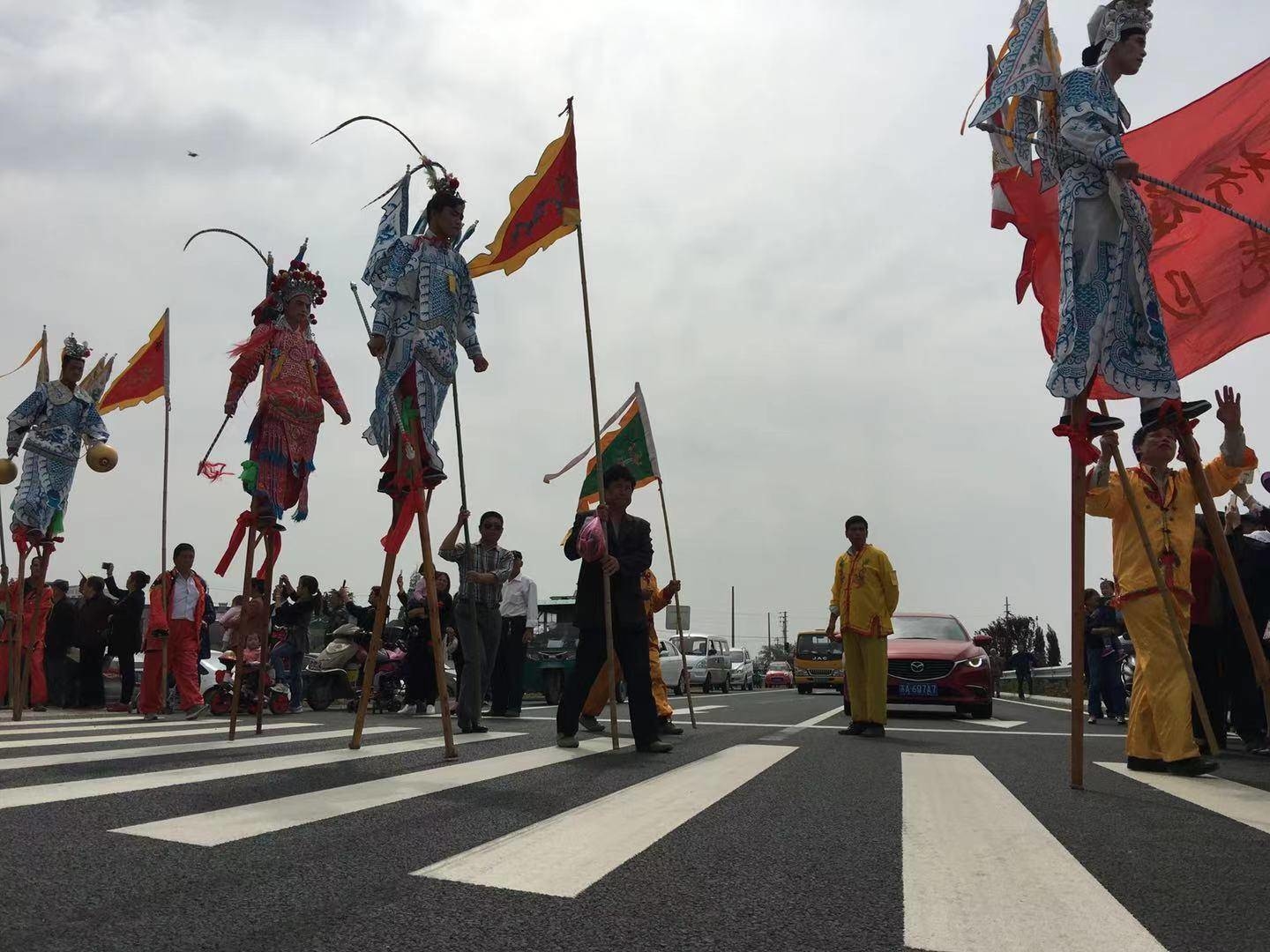 资料图：祠山庙会中的高跷队