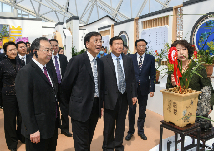 领导同志和中外嘉宾参观园艺博览会展区。