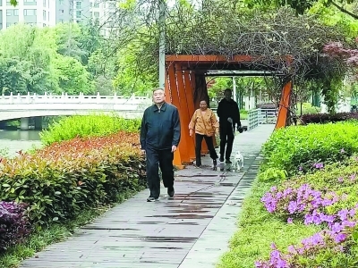 南京市民在沙洲西河边的“袖珍公园”休闲。 南报融媒体记者 殷学兵摄