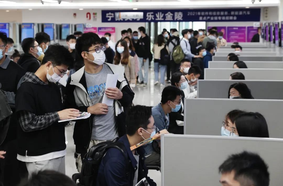 近日，在南京人才大厦招聘现场，80多家企业提供1600多个优质岗位，吸引知名高校数百名应届毕业生前来应聘。通讯员 高启航 南报融媒体记者 崔晓摄