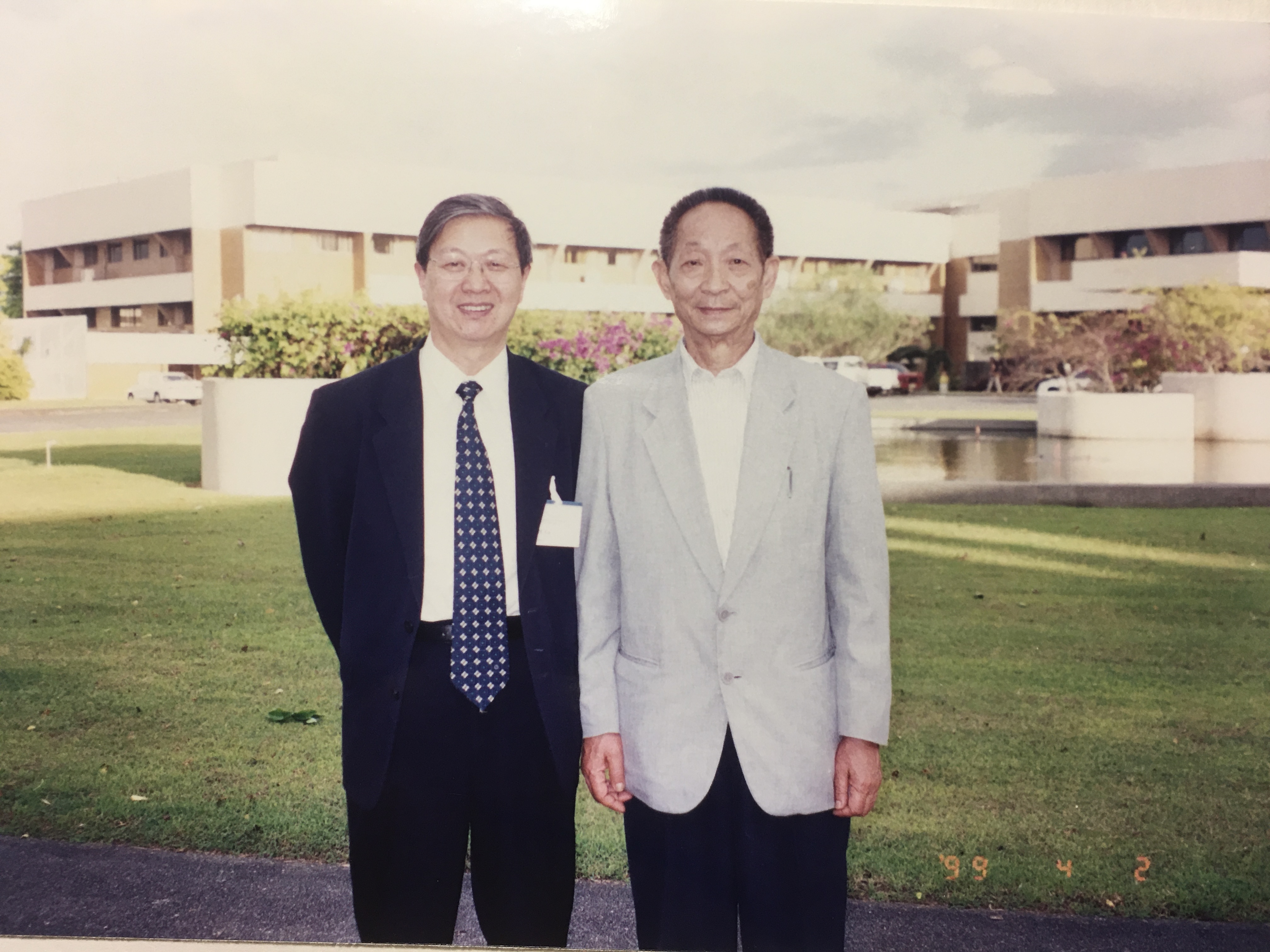 2000年，袁隆平与顾铭洪在菲律宾国际水稻研究所合影